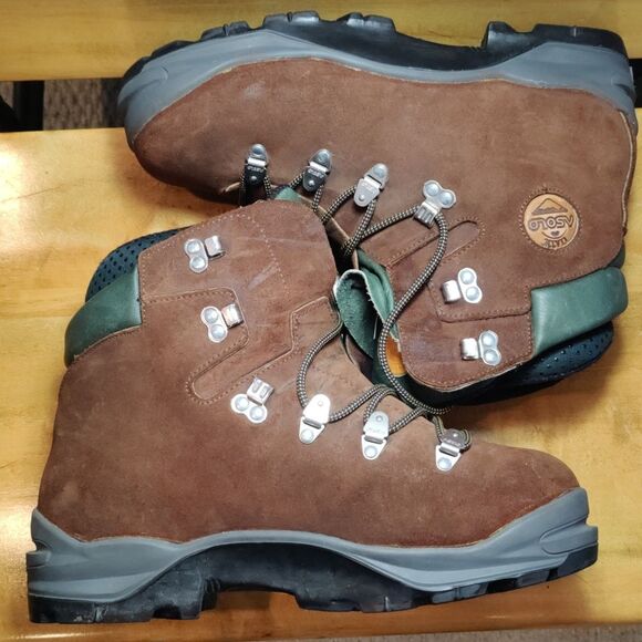 ASolo brown and green suede hiking boots size 9.5